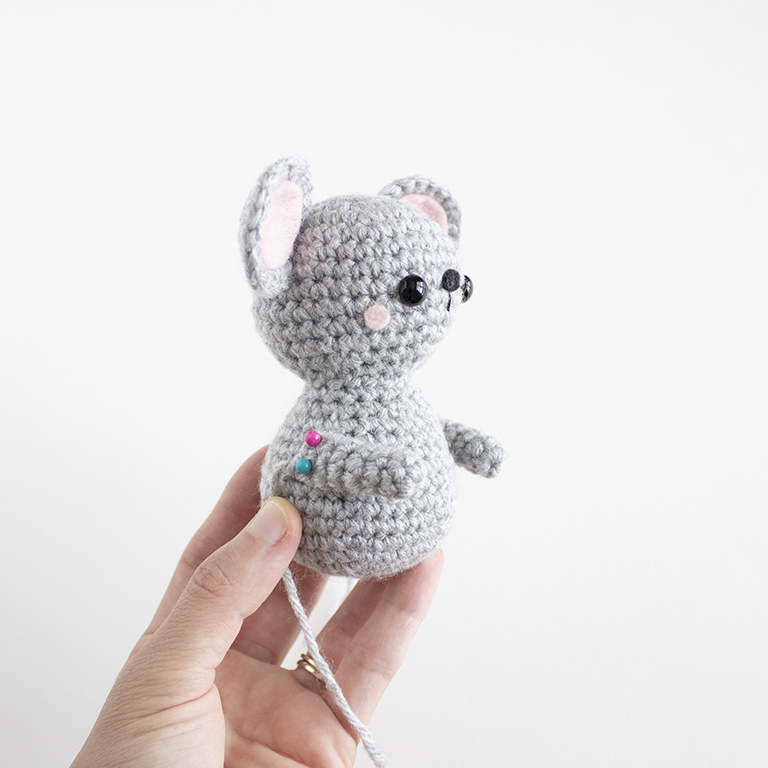 ARMS SIDE Christmas Mouse Crochet 03