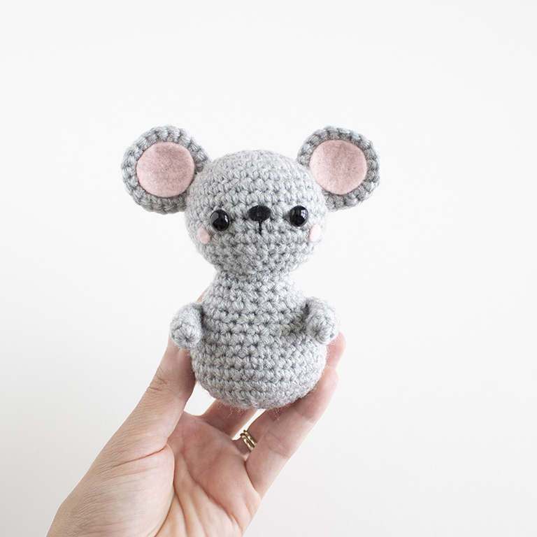 ARMS FRONT Christmas Mouse Crochet