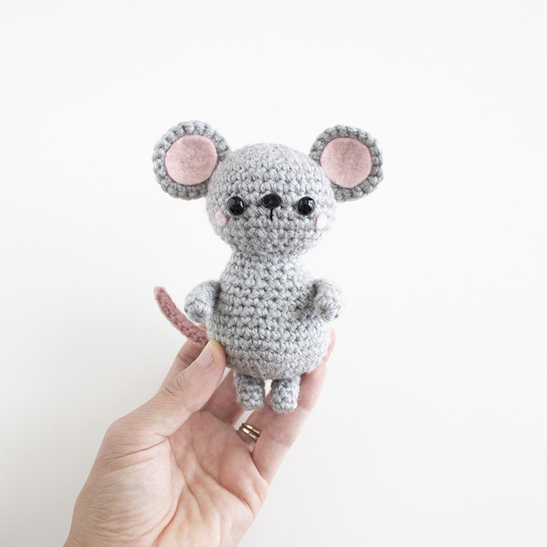 Free Crochet Christmas Mouse tail 01