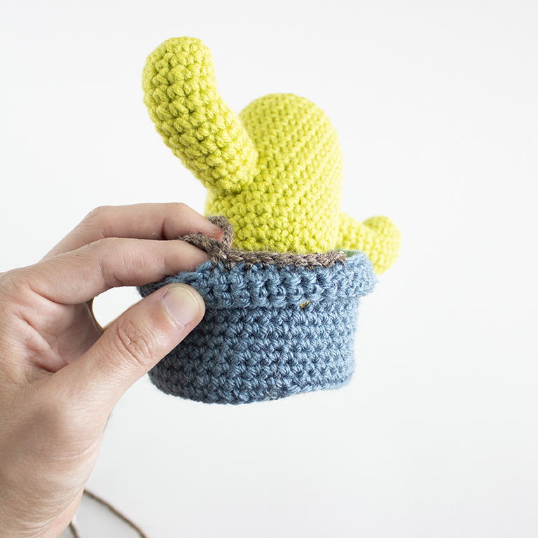 free amigurumi crochet saguaro cactus pattern - assembly 24