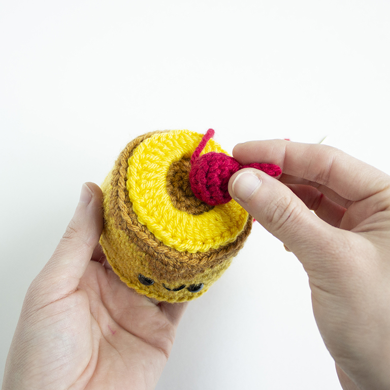pineapple upside down cake amigurumi crochet pattern- cherry assembly - 27