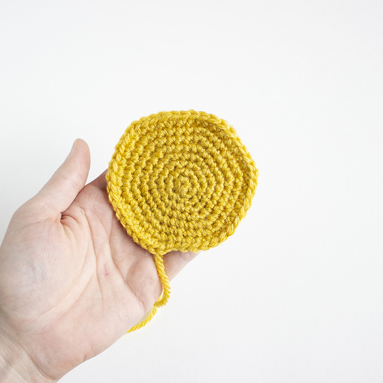 pineapple upside down cake amigurumi crochet pattern- cake assembly - 31
